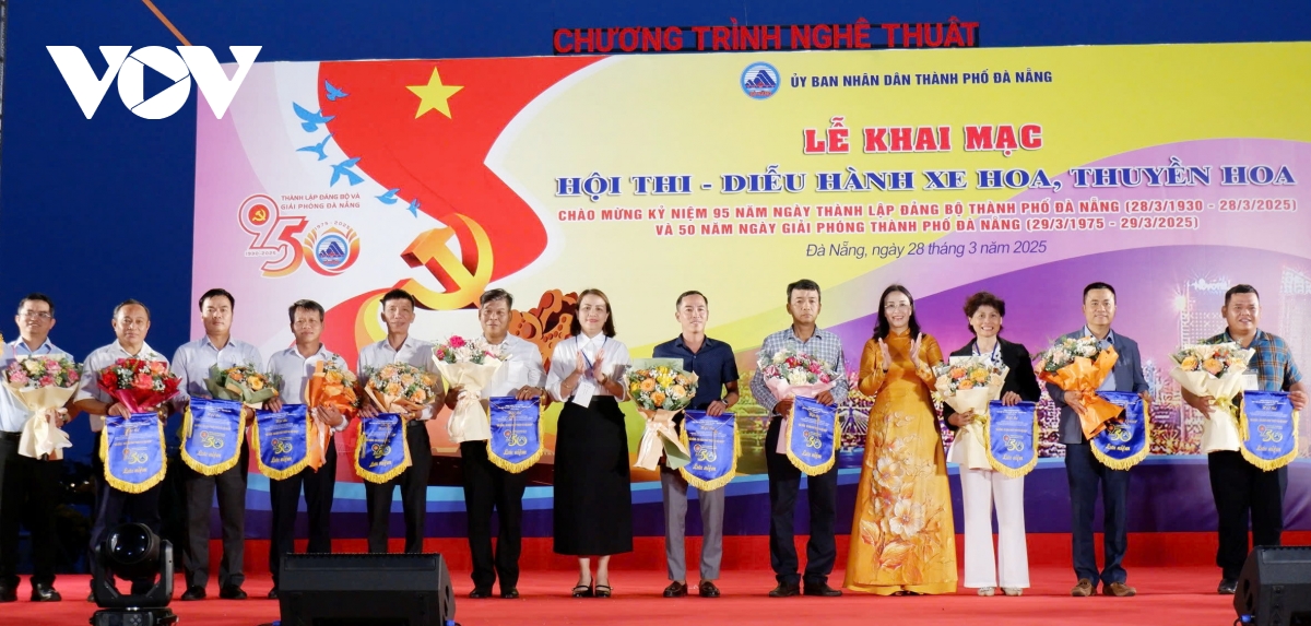 hội thi diễu hành xe hoa và thuyền hoa chào mừng 50 năm ngày giải phóng Đà nẵng hình ảnh 1 hoi thi dieu hanh xe hoa va thuyen hoa chao mung 50 nam ngay giai phong Da nang hinh anh 1