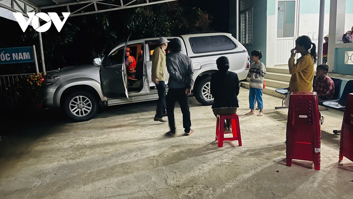 Thầy giáo lái xe xuyên đêm đưa trẻ vùng cao đi cấp cứu