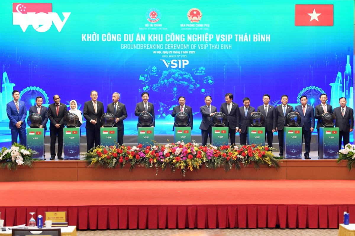 toàn cảnh thủ tướng singapore lawrence wong và phu nhân lần đầu thăm việt nam hình ảnh 5 toan canh thu tuong singapore lawrence wong va phu nhan lan dau tham viet nam hinh anh 5