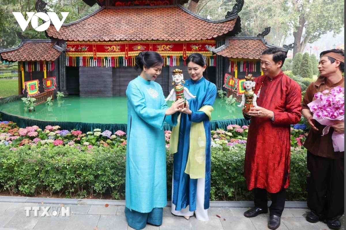 toàn cảnh thủ tướng singapore lawrence wong và phu nhân lần đầu thăm việt nam hình ảnh 9 toan canh thu tuong singapore lawrence wong va phu nhan lan dau tham viet nam hinh anh 9