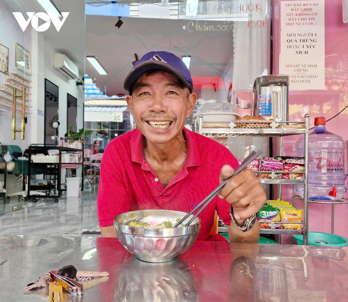 Tiệm mì giá 1.000 đồng cho người nghèo: Nếu không có tiền, hãy cho tôi một nụ cười