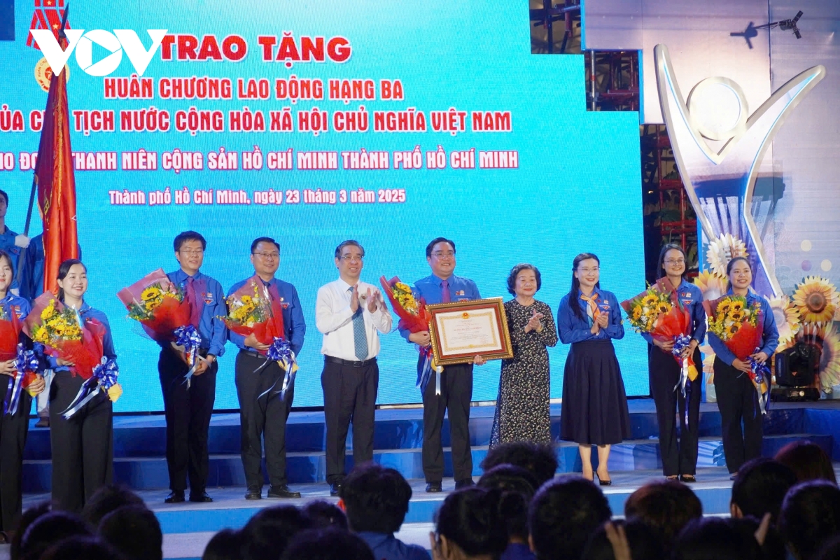 Thành đoàn TP.HCM nhận Huân chương Lao động hạng 3