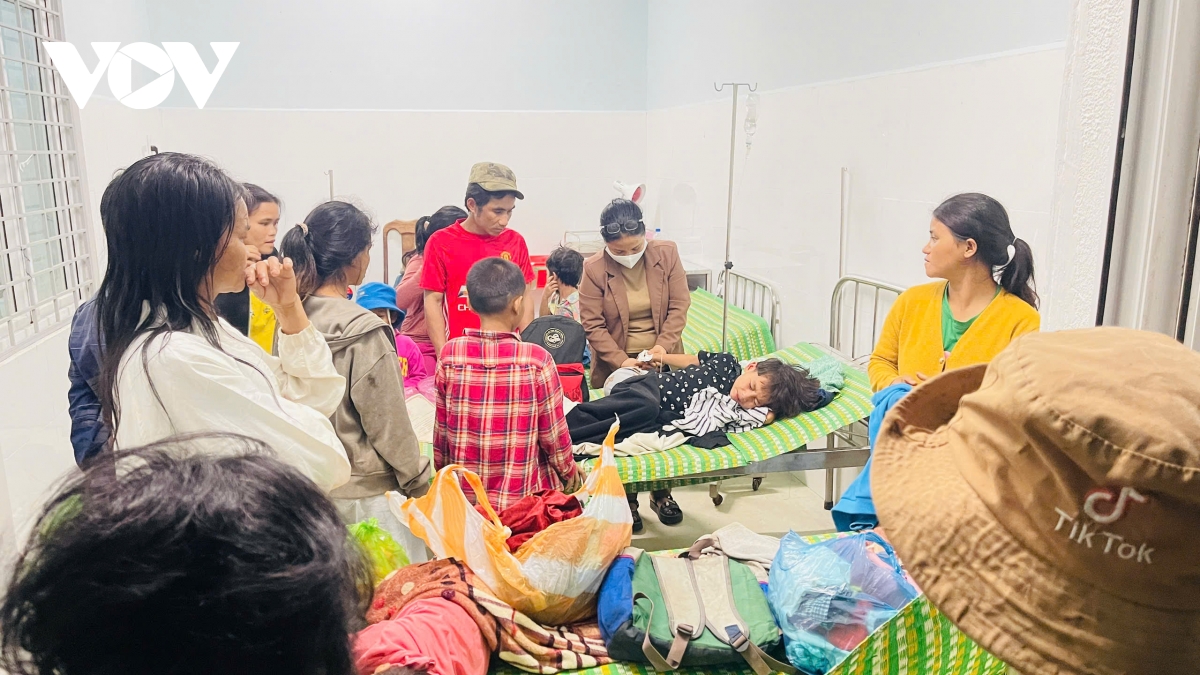 thầy giáo lái xe xuyên đêm đưa trẻ vùng cao đi cấp cứu hình ảnh 3 thay giao lai xe xuyen dem dua tre vung cao di cap cuu hinh anh 3