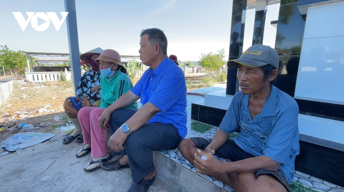 bình thuận dẹp nạn đe dọa rồi xin đểu ở nghĩa trang hình ảnh 1 binh thuan dep nan de doa roi xin deu o nghia trang hinh anh 1