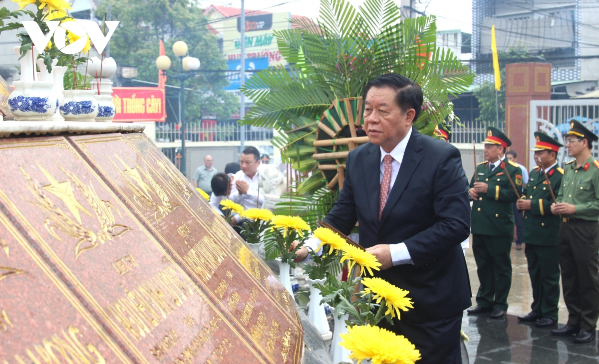Ông nguyễn trọng nghĩa dâng hương tại tượng đài chiến thắng núi bà, bình Định hình ảnh 7 Ong nguyen trong nghia dang huong tai tuong dai chien thang nui ba, binh Dinh hinh anh 7