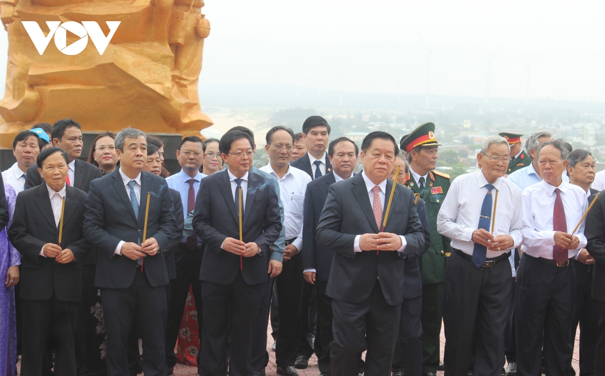 Ông Nguyễn Trọng Nghĩa dâng hương tại Tượng đài chiến thắng Núi Bà, Bình Định