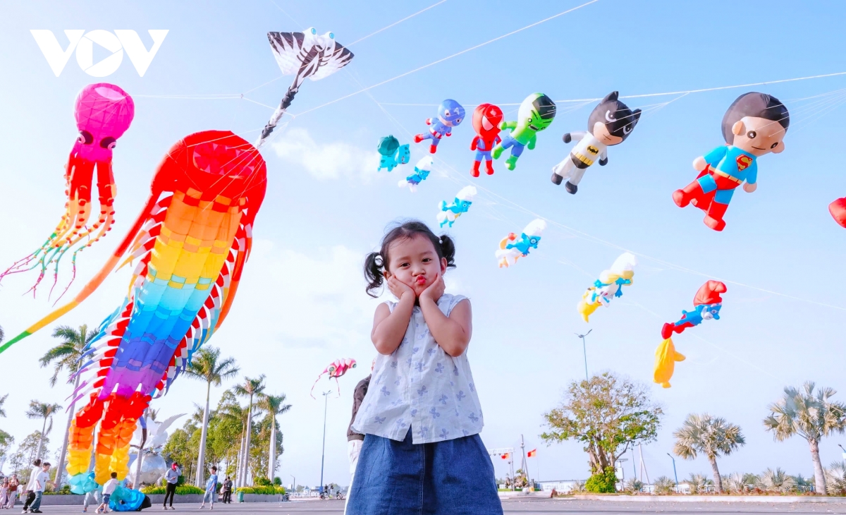 diều khổng lồ giá tiền triệu rực rỡ trời tây Đô hình ảnh 4 dieu khong lo gia tien trieu ruc ro troi tay Do hinh anh 4