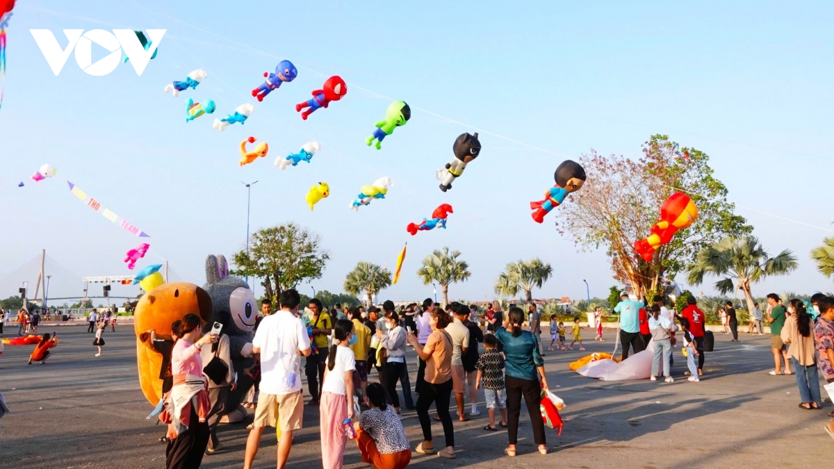 diều khổng lồ giá tiền triệu rực rỡ trời tây Đô hình ảnh 13 dieu khong lo gia tien trieu ruc ro troi tay Do hinh anh 13