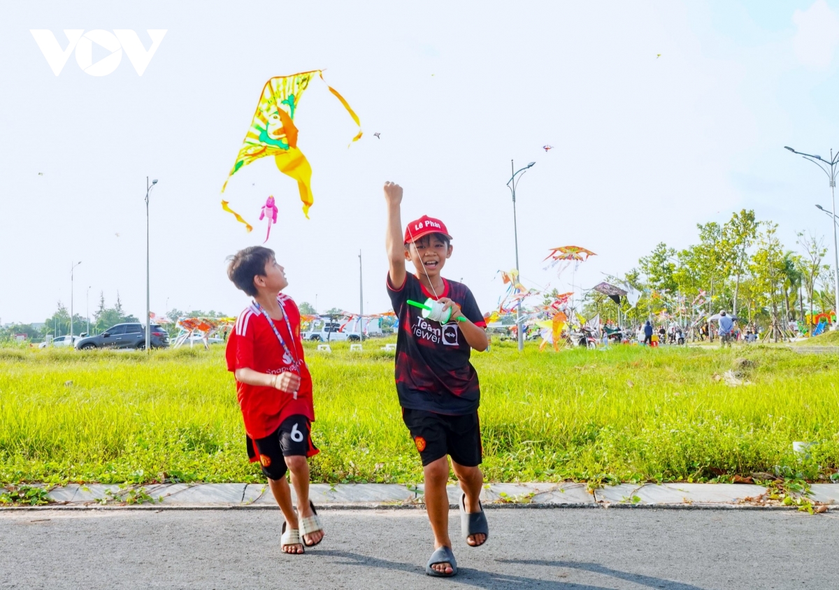 diều khổng lồ giá tiền triệu rực rỡ trời tây Đô hình ảnh 12 dieu khong lo gia tien trieu ruc ro troi tay Do hinh anh 12