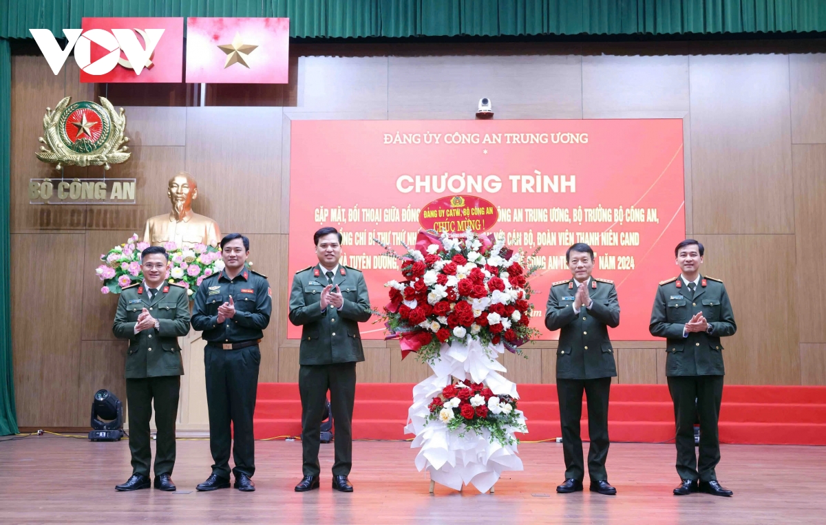 gap mat, doi thoai giua bo truong cong an voi can bo, doan vien thanh nien cand hinh anh 3
