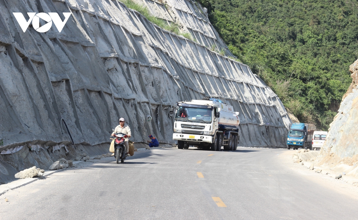 cận cảnh quốc lộ 19 mới nâng cấp đã hỏng hình ảnh 5 can canh quoc lo 19 moi nang cap da hong hinh anh 5