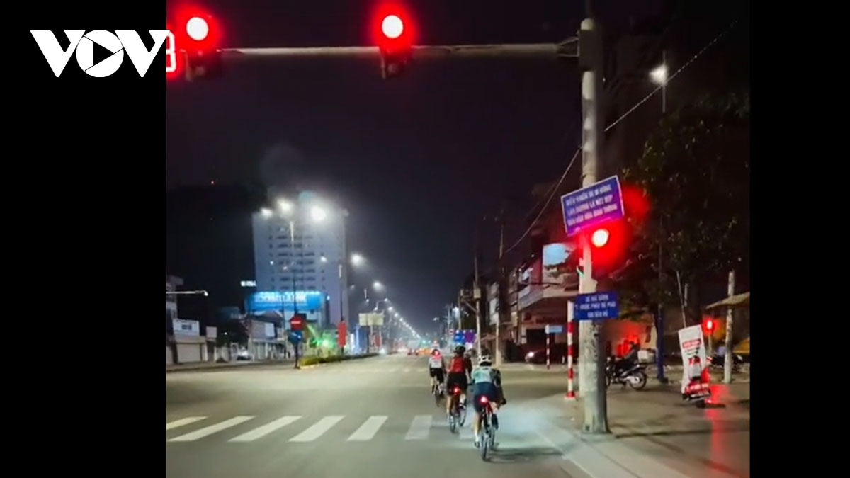 chạy xe đạp vượt đèn đỏ trên đại lộ bình dương, nhiều người bị xử phạt hình ảnh 1 chay xe dap vuot den do tren dai lo binh duong, nhieu nguoi bi xu phat hinh anh 1