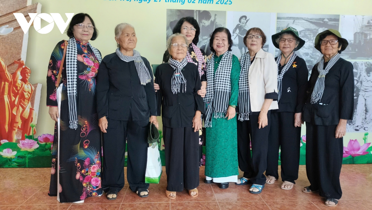 "Đội quân tóc dài" Bến Tre hiên ngang đi trong đạn lửa