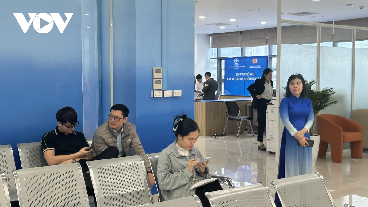 Người dân Hà Nội thực hiện thủ tục "Phi địa giới hành chính"