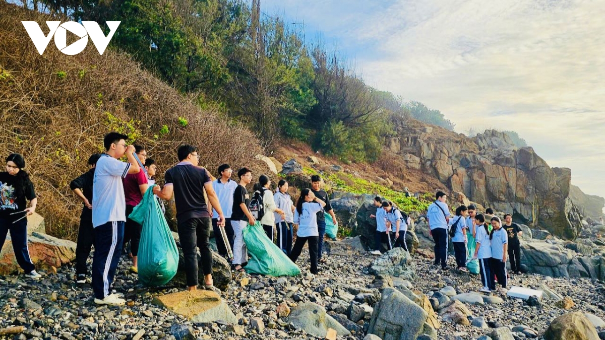 hon 80 tinh nguyen vien tham gia lam sach mui nghinh phong, vung tau hinh anh 8