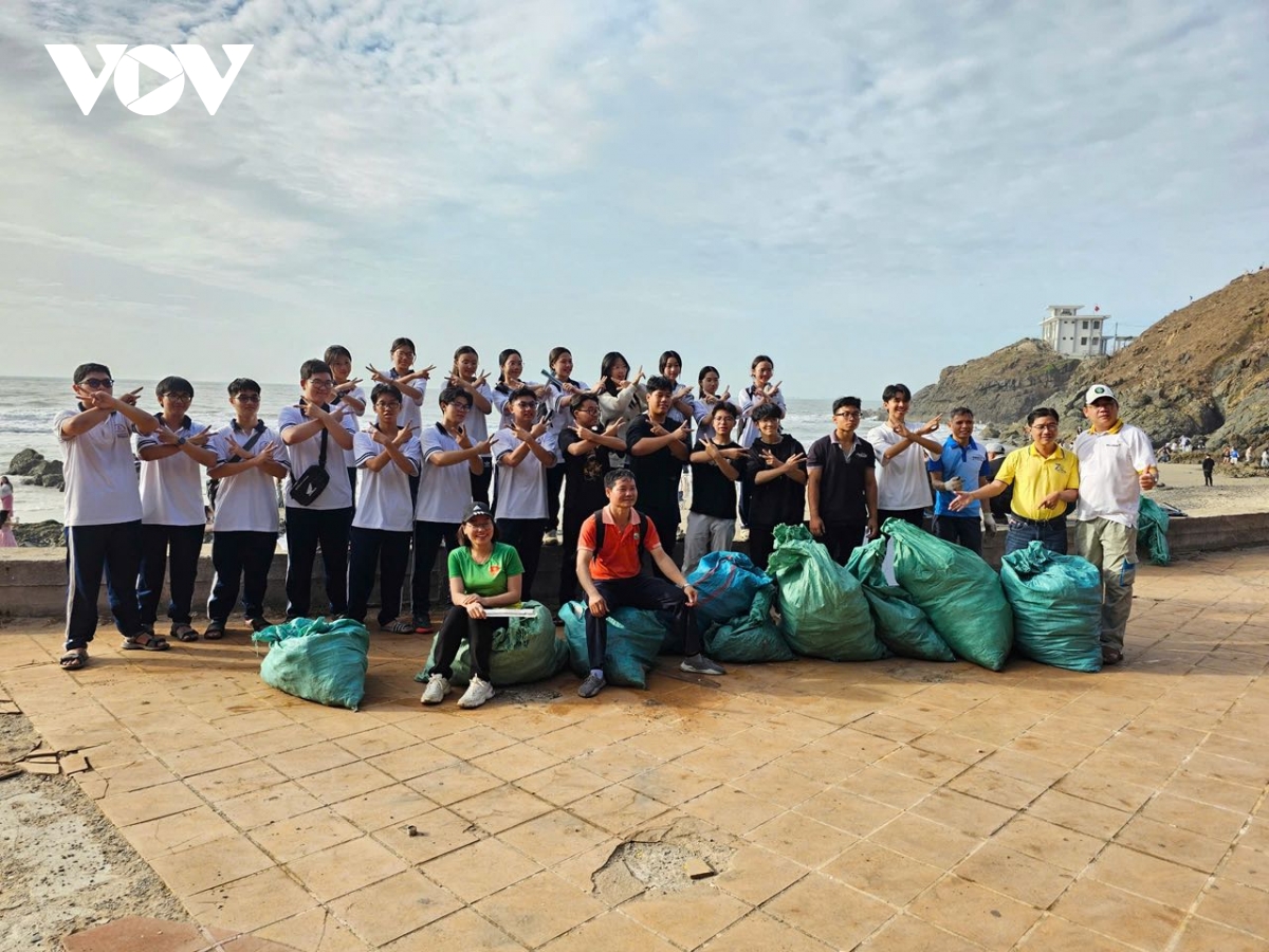 hon 80 tinh nguyen vien tham gia lam sach mui nghinh phong, vung tau hinh anh 12