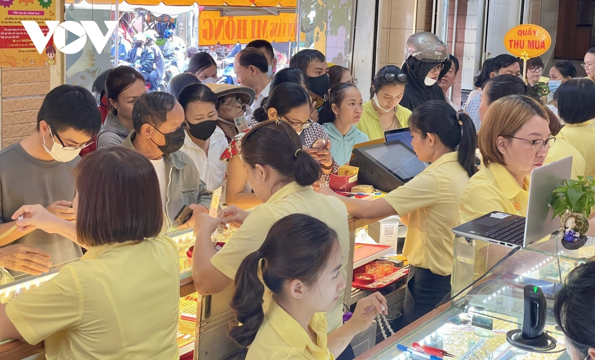 Giá vàng lập kỷ lục, người dân TP.HCM đổ xô mua, nhiều nơi "cháy hàng"
