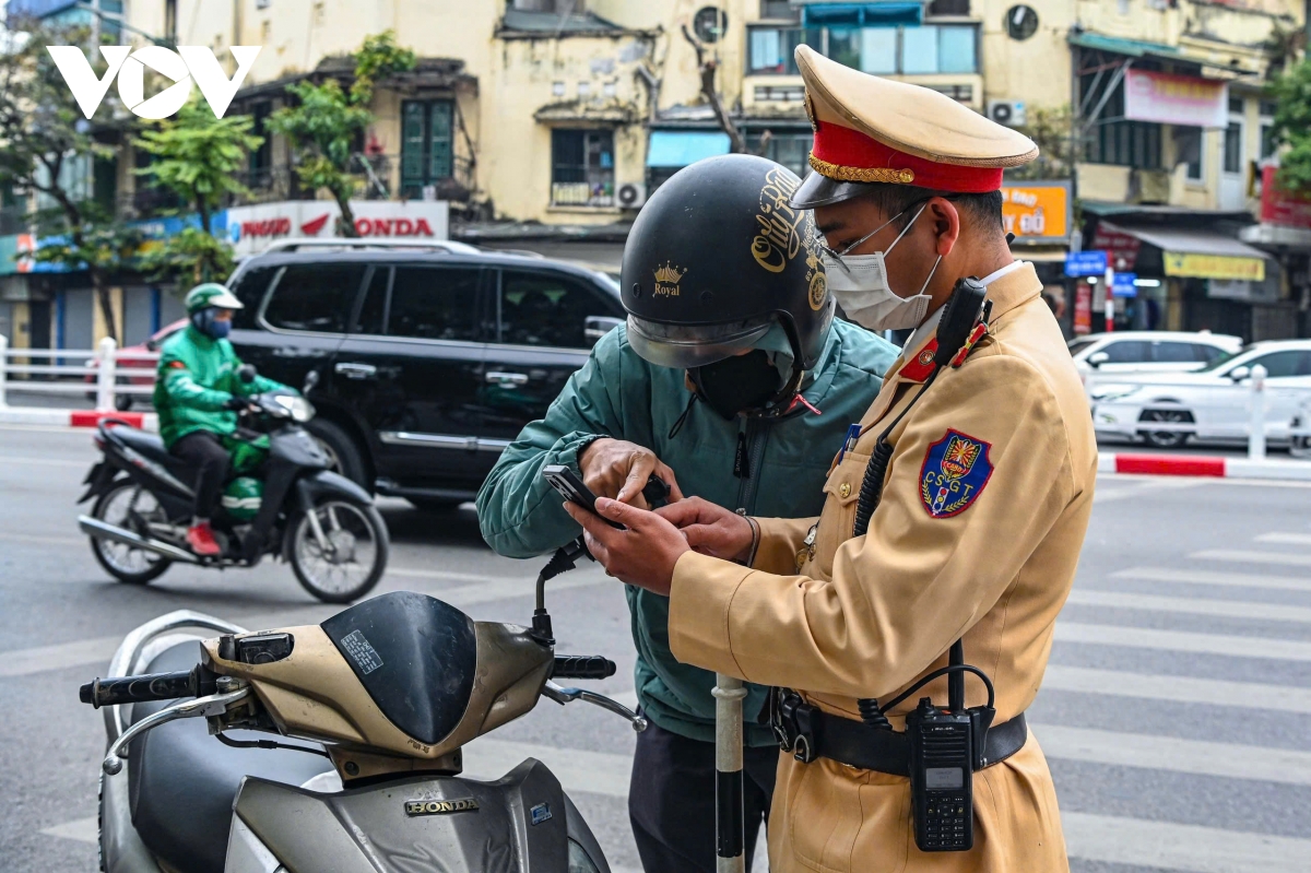 CSGT ưu tiên tra soát dữ liệu giấy phép lái xe trên phần mềm trực tuyến
