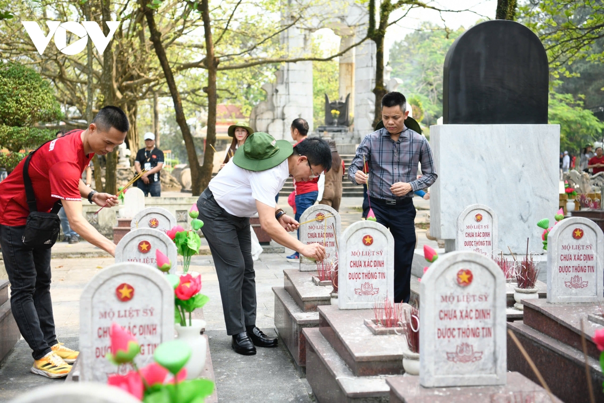 hoa hậu Đỗ thị hà dâng hương tưởng niệm tại nghĩa trang liệt sĩ trường sơn hình ảnh 14 hoa hau Do thi ha dang huong tuong niem tai nghia trang liet si truong son hinh anh 14