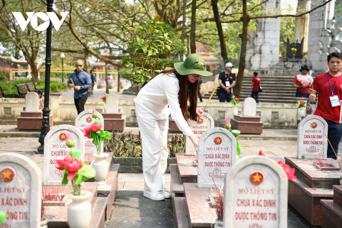 hoa hau Do thi ha dang huong tuong niem tai nghia trang liet si truong son hinh anh 15
