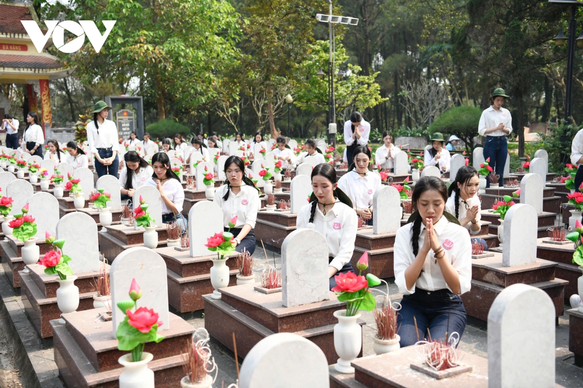 hoa hau Do thi ha dang huong tuong niem tai nghia trang liet si truong son hinh anh 16