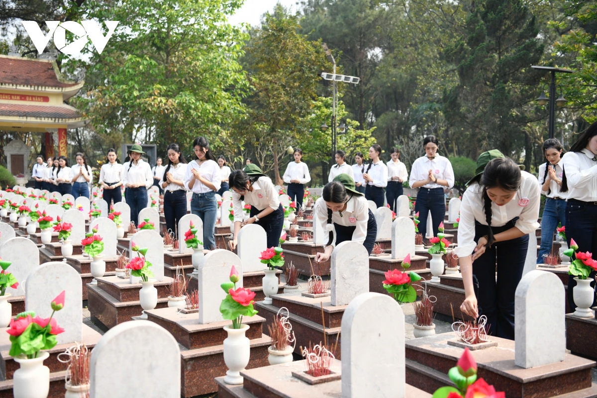 hoa hau Do thi ha dang huong tuong niem tai nghia trang liet si truong son hinh anh 17