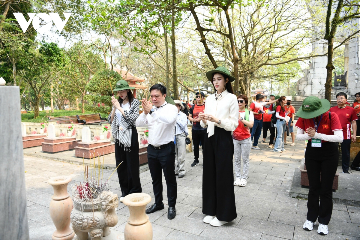 hoa hậu Đỗ thị hà dâng hương tưởng niệm tại nghĩa trang liệt sĩ trường sơn hình ảnh 13 hoa hau Do thi ha dang huong tuong niem tai nghia trang liet si truong son hinh anh 13