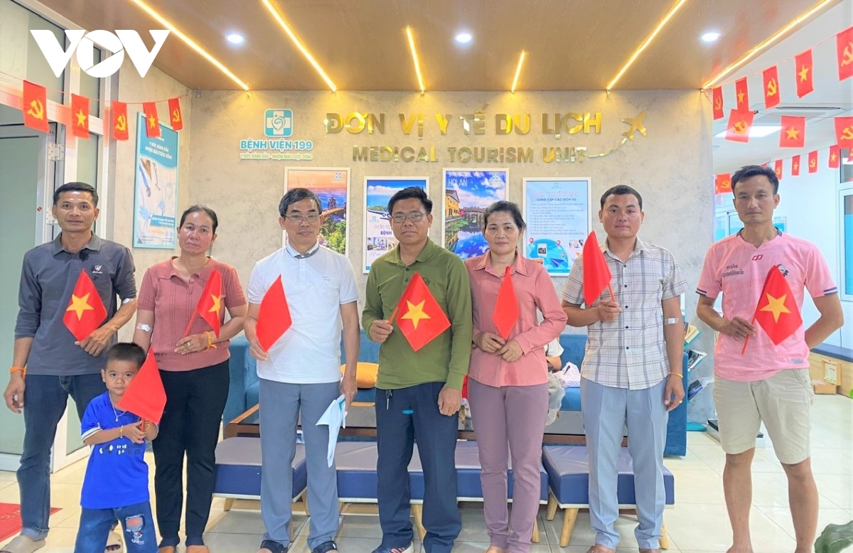Người dân Lào vượt quãng đường hơn 600km để đến khám sức khỏe tại Bệnh viện 199