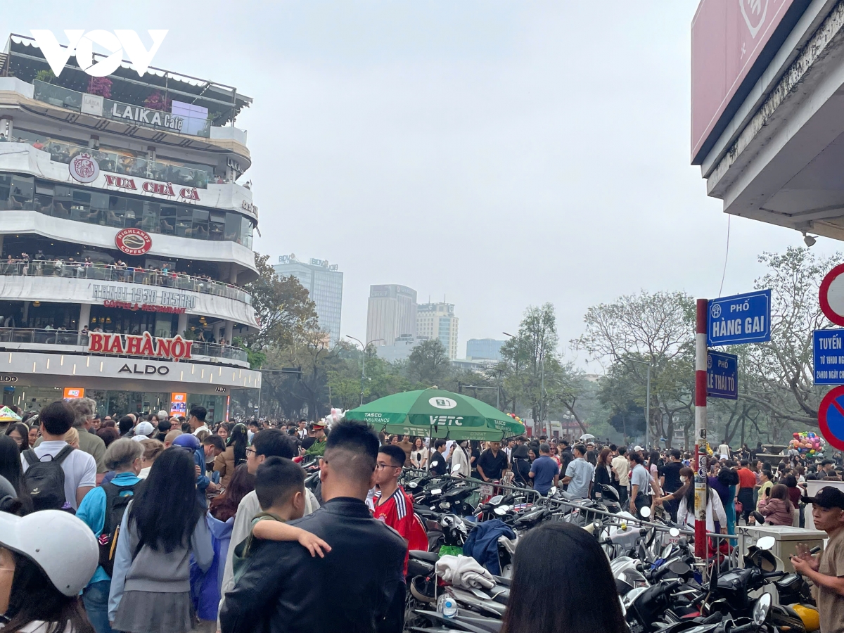 người dân vẫn chen chân chụp ảnh tòa nhà hàm cá mập trong ngày đầu phân luồng hình ảnh 10 nguoi dan van chen chan chup anh toa nha ham ca map trong ngay dau phan luong hinh anh 10