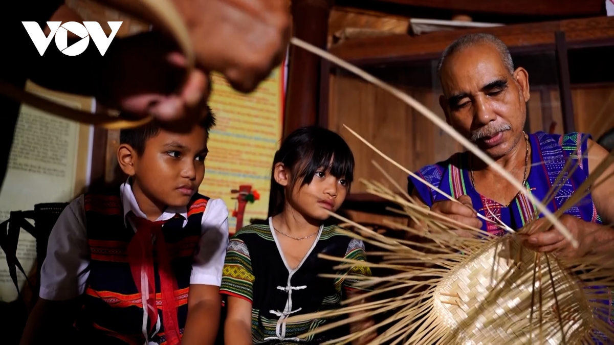 Giữ nghề đan lát Cơ Tu