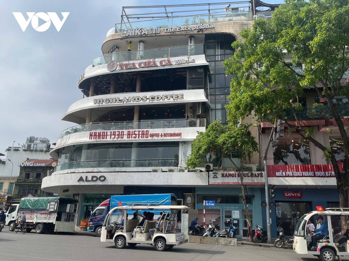 tất bật di dời đồ đạc bên trong toà nhà hàm cá mập để chuẩn bị tháo dỡ hình ảnh 1 tat bat di doi do dac ben trong toa nha ham ca map de chuan bi thao do hinh anh 1