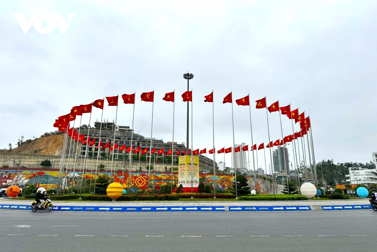 quảng ninh rực rỡ cờ hoa chào mừng 50 năm ngày giải phóng miền nam, thống nhất đất nước hình ảnh 1 quang ninh ruc ro co hoa chao mung 50 nam ngay giai phong mien nam, thong nhat dat nuoc hinh anh 1