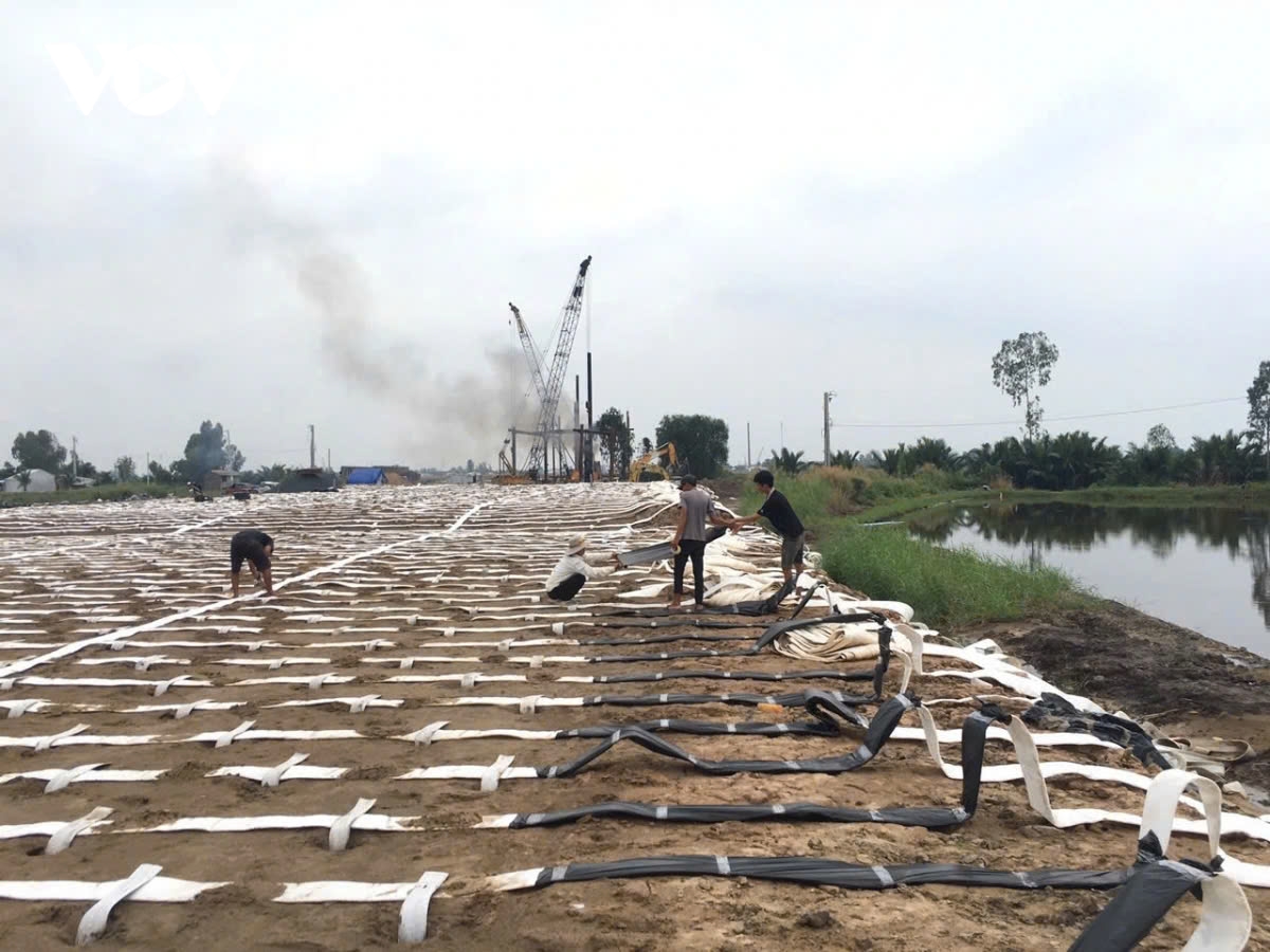 cao tốc châu Đốc - cần thơ - sóc trăng chậm tiến độ, thiếu cát đắp nền hình ảnh 1 cao toc chau Doc - can tho - soc trang cham tien do, thieu cat dap nen hinh anh 1