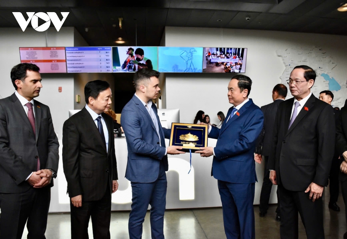 chủ tịch quốc hội tham quan trung tâm công nghệ sáng tạo tumo, armenia hình ảnh 2 chu tich quoc hoi tham quan trung tam cong nghe sang tao tumo, armenia hinh anh 2