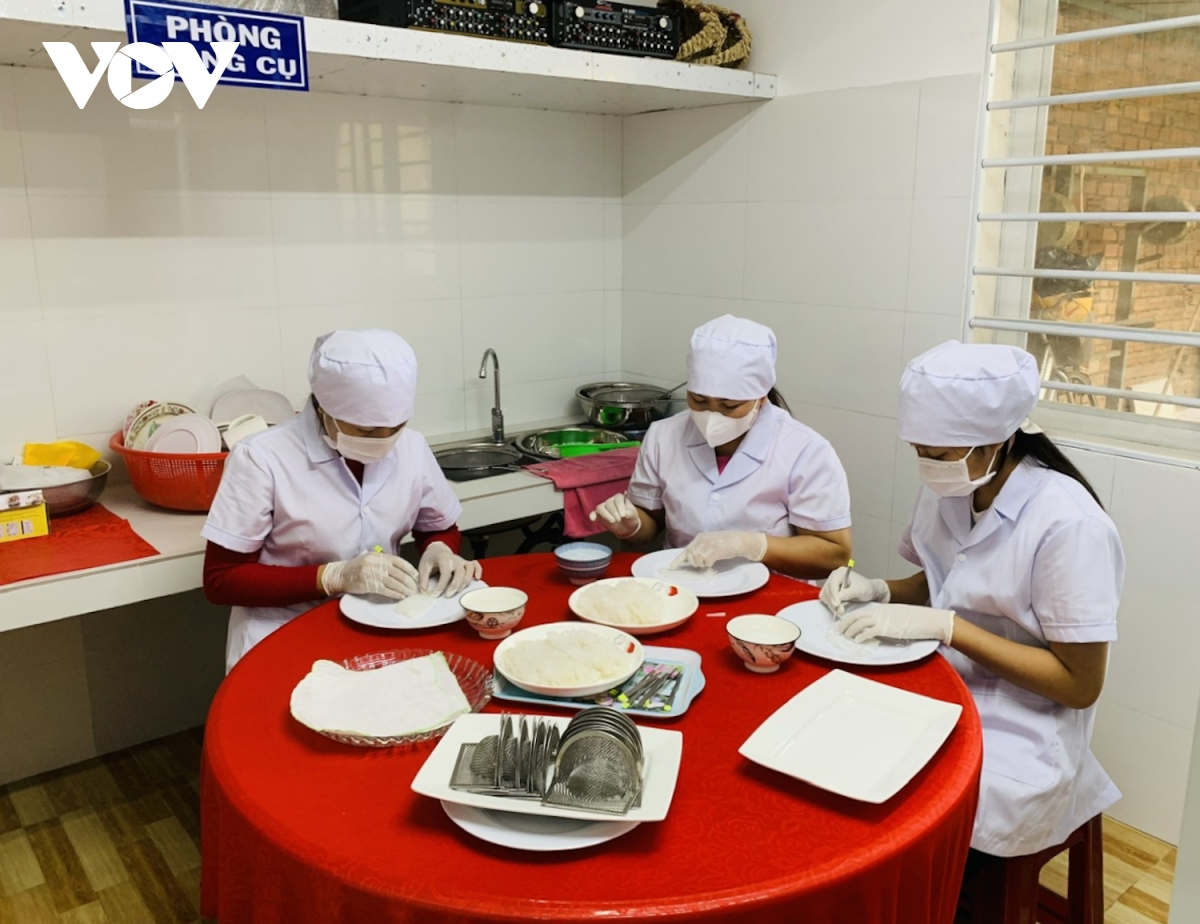 co giao Ede-bru van kieu o Dak lak khoi nghiep, chinh phuc thi truong yen sao hinh anh 1