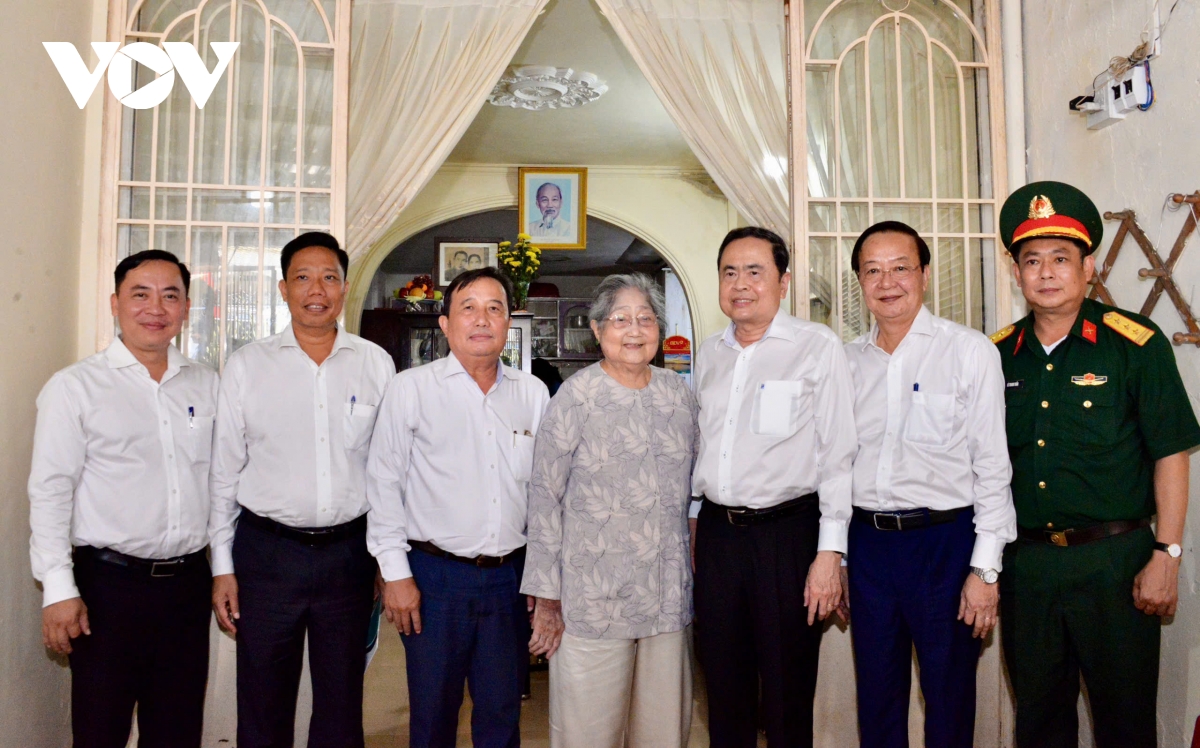 chu tich quoc hoi gap mat cac me viet nam anh hung tai tp can tho, hau giang hinh anh 6