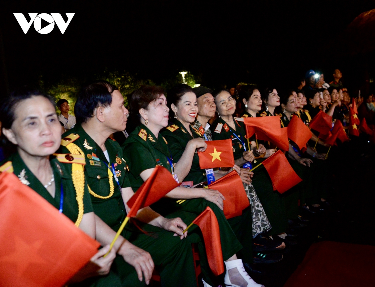 lanh dao Dang, nha nuoc du chuong trinh cau truyen hinh vang mai khuc khai hoan hinh anh 10