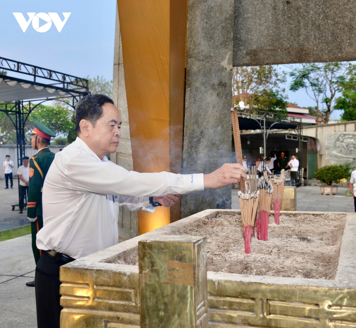 chủ tịch quốc hội dâng hương tưởng niệm các anh hùng liệt sĩ tại quảng trị hình ảnh 1 chu tich quoc hoi dang huong tuong niem cac anh hung liet si tai quang tri hinh anh 1