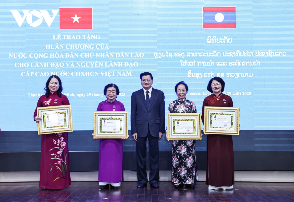 chủ tịch nước lương cường và tbt, chủ tịch nước lào dự lễ trao huân chương cho lãnh đạo việt nam hình ảnh 4 chu tich nuoc luong cuong va tbt, chu tich nuoc lao du le trao huan chuong cho lanh dao viet nam hinh anh 4