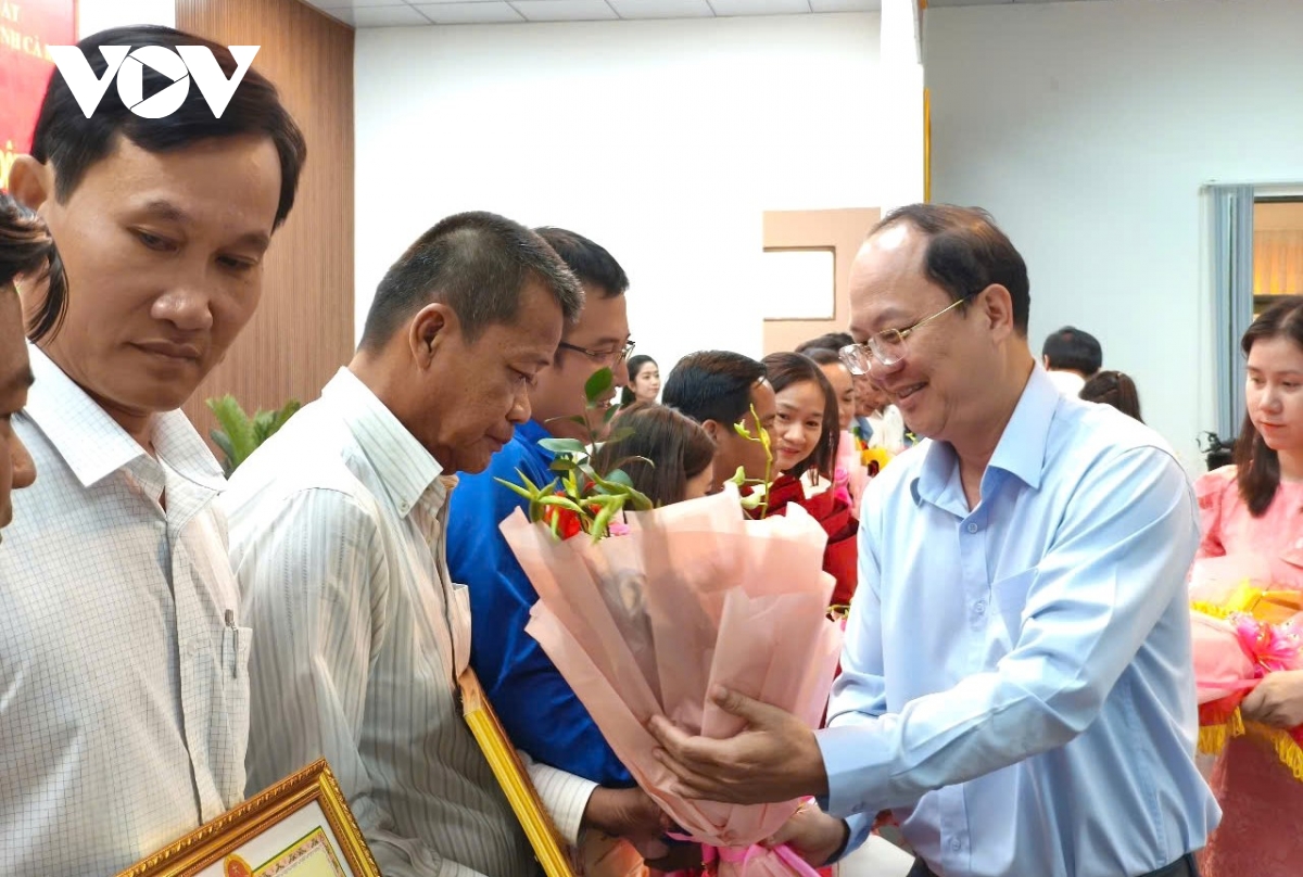 bí thư tỉnh ủy cà mau khen cấp huyện tâm tư nhưng làm tốt xóa nhà tạm hình ảnh 2 bi thu tinh uy ca mau khen cap huyen tam tu nhung lam tot xoa nha tam hinh anh 2