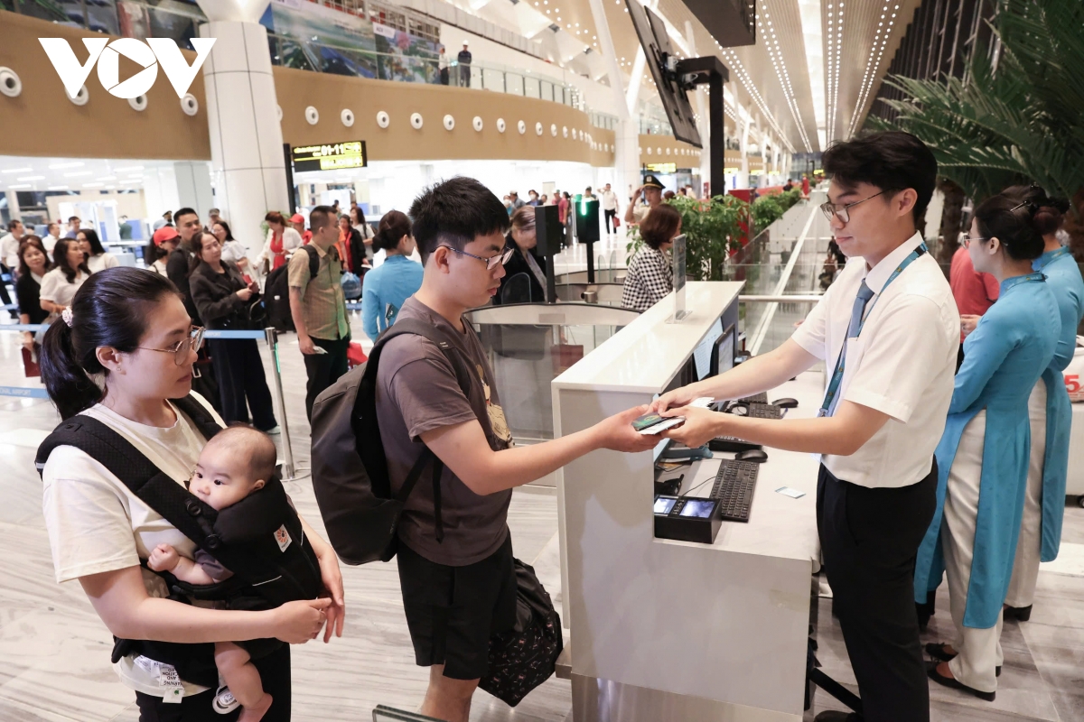 Những hành khách của Vietnam Airlines "xông đất" T3 Tân Sơn Nhất