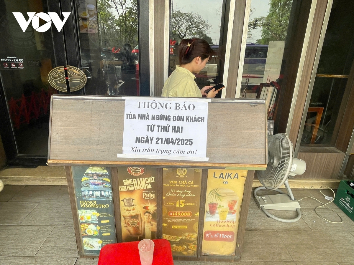 tất bật di dời đồ đạc bên trong toà nhà hàm cá mập để chuẩn bị tháo dỡ hình ảnh 3 tat bat di doi do dac ben trong toa nha ham ca map de chuan bi thao do hinh anh 3