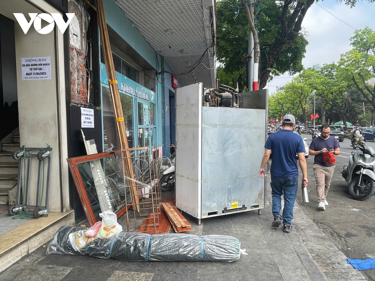 tất bật di dời đồ đạc bên trong toà nhà hàm cá mập để chuẩn bị tháo dỡ hình ảnh 4 tat bat di doi do dac ben trong toa nha ham ca map de chuan bi thao do hinh anh 4