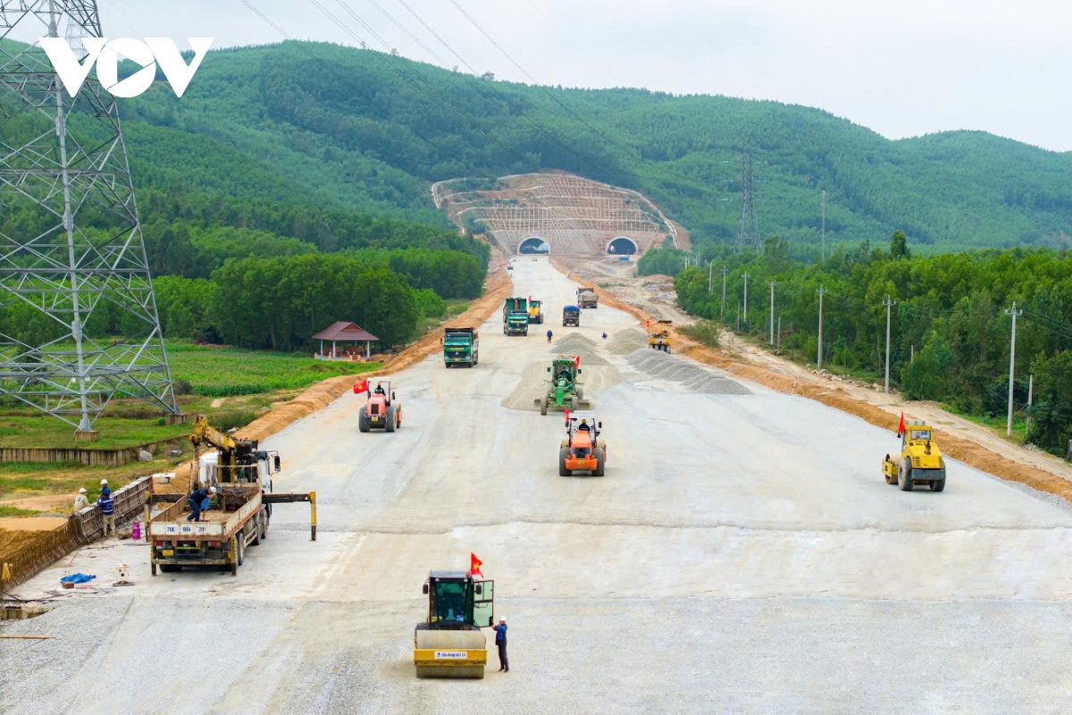 tăng ca làm việc cả ngày lẫn đêm trên cao tốc quảng ngãi hoài nhơn hình ảnh 1 tang ca lam viec ca ngay lan dem tren cao toc quang ngai hoai nhon hinh anh 1