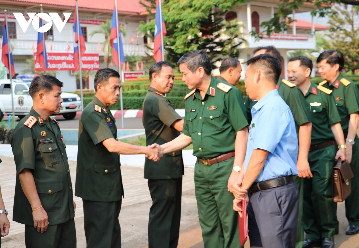 Tư lệnh Quân khu 5 chúc Tết Bunpimay tại Lào