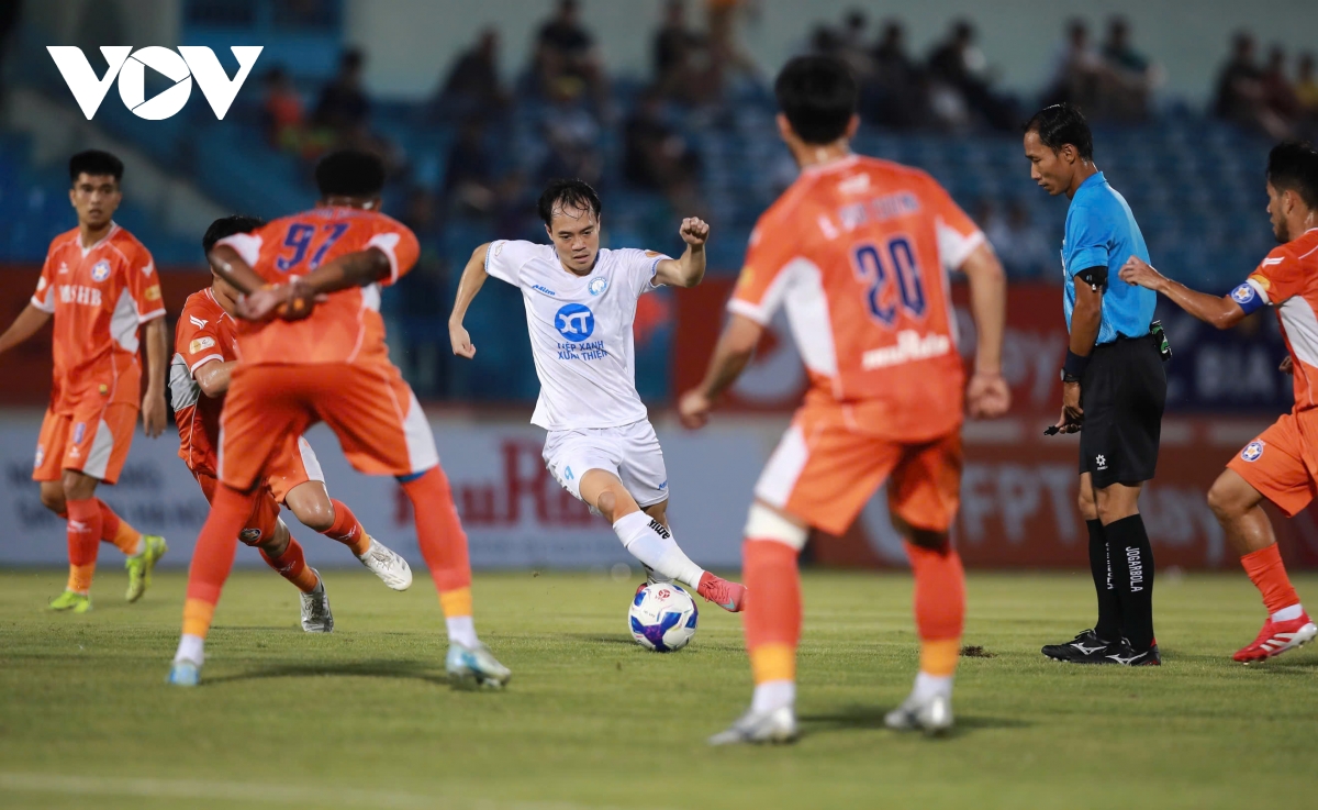 Kết quả V-League hôm nay 20/4: Nam Định hòa Đà Nẵng, bị Hà Nội FC áp sát