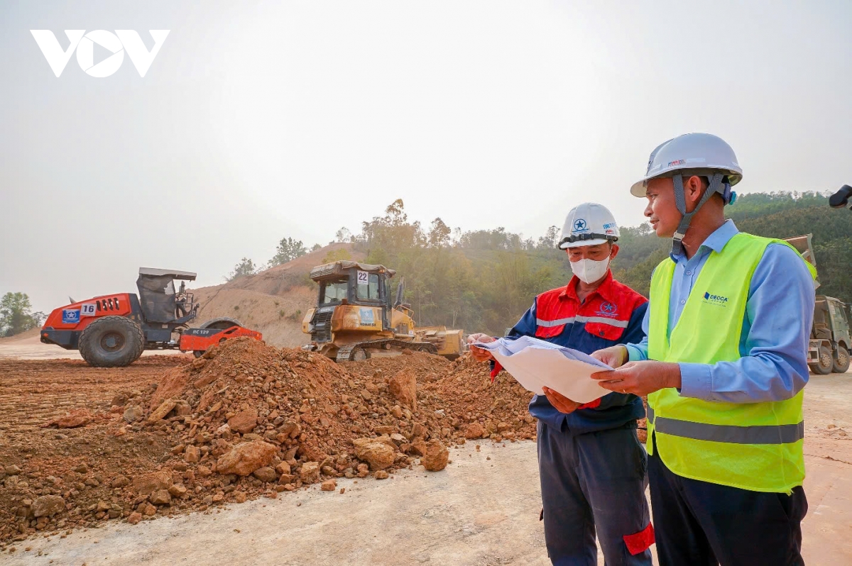 Gần 2.000 nhân công nỗ lực ngày đêm để thông tuyến cao tốc Hữu Nghị – Chi Lăng
