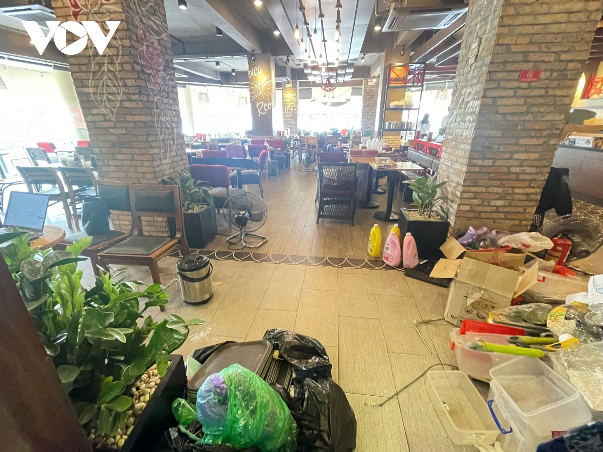 tất bật di dời đồ đạc bên trong toà nhà hàm cá mập để chuẩn bị tháo dỡ hình ảnh 6 tat bat di doi do dac ben trong toa nha ham ca map de chuan bi thao do hinh anh 6