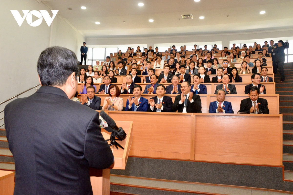 chủ tịch quốc hội và phu nhân thăm Đại học phương Đông tashkent hình ảnh 3 chu tich quoc hoi va phu nhan tham Dai hoc phuong Dong tashkent hinh anh 3