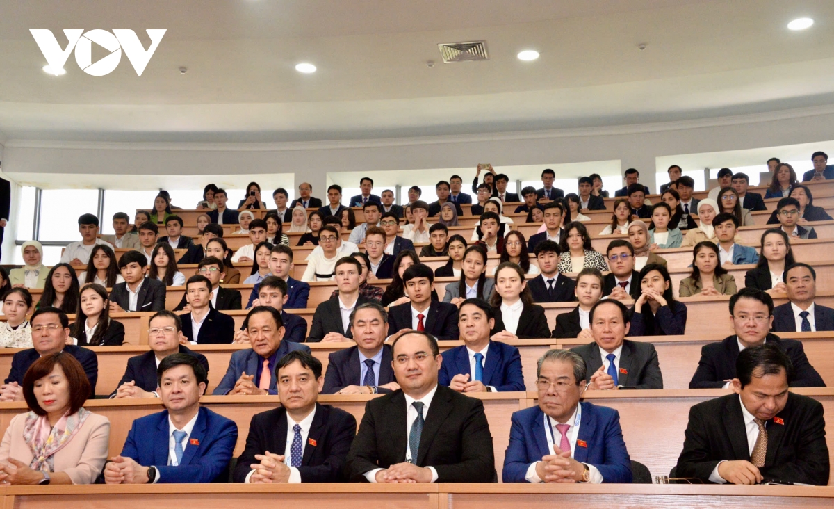 chu tich quoc hoi va phu nhan tham Dai hoc phuong Dong tashkent hinh anh 5